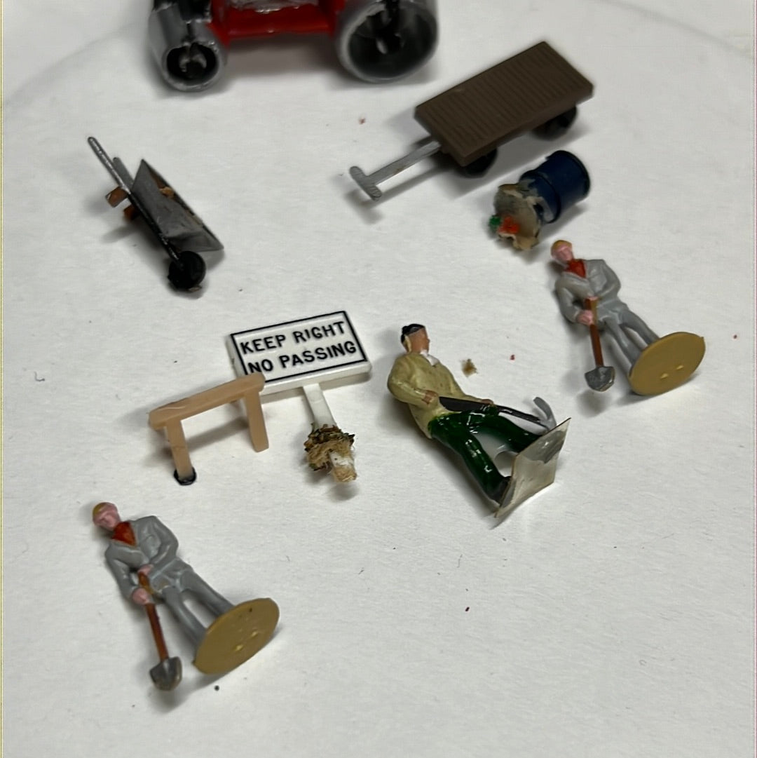 HO Scale figure pack Tractor and Construction
