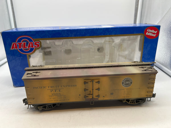 Atlas 6708-6 Pacific Fruit Express PFE Woodside Reefer 35225 3 Rail Weathered O SCALE WEATHERED AS IS Used Excellent