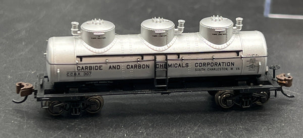 Bachmann CARBIDE AND CARBON CHEMICALS - 3-DOME TANK CAR N Scale Used Excellent