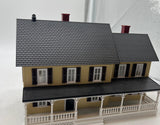 MTH Railking 30-90330 Tan w/Dk. Brown Shutters house O SCALE Like New