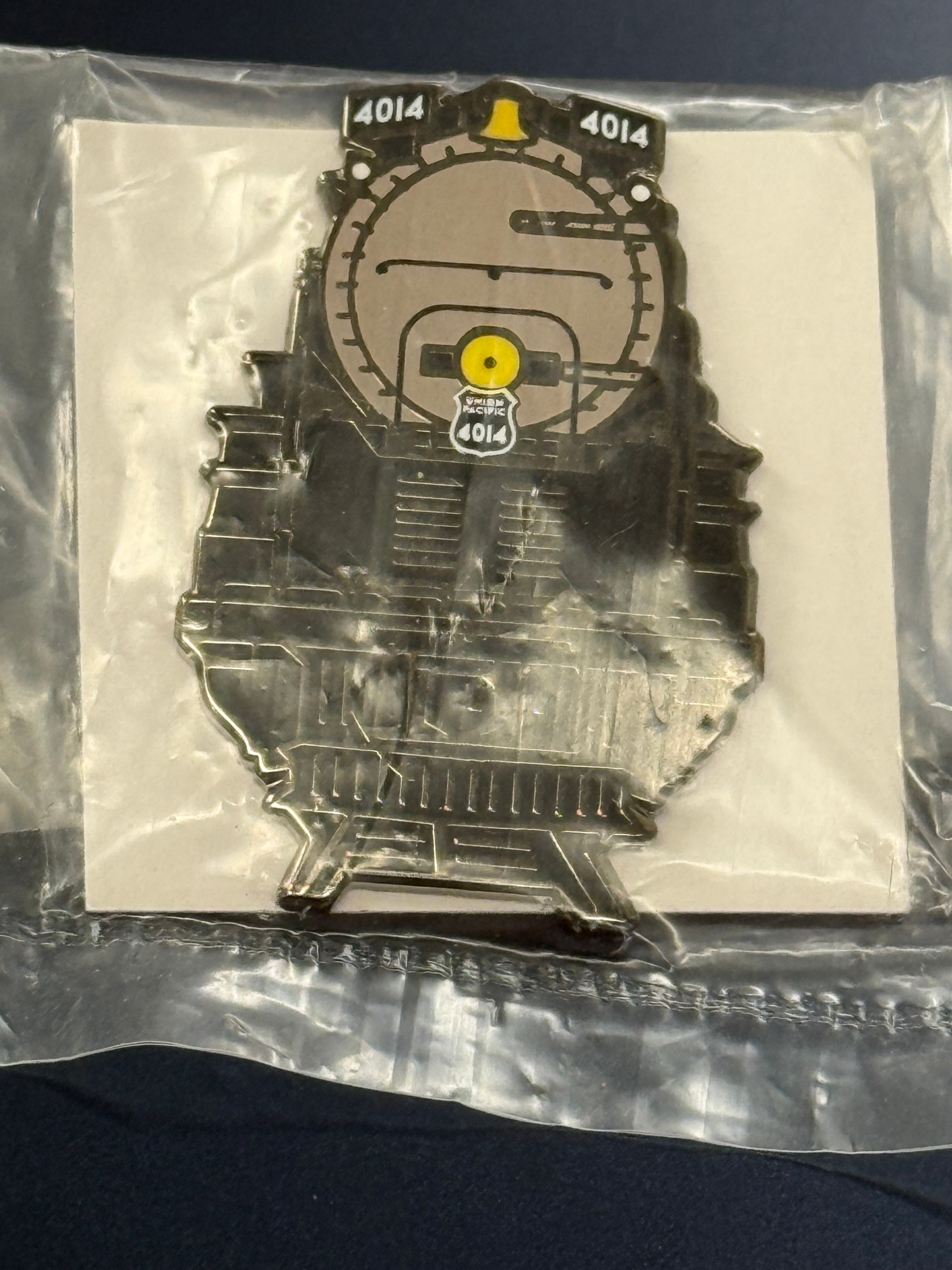 SUNDANCE PINS S-UBF Union Pacific UP Big Boy 4014 front of Locomotive