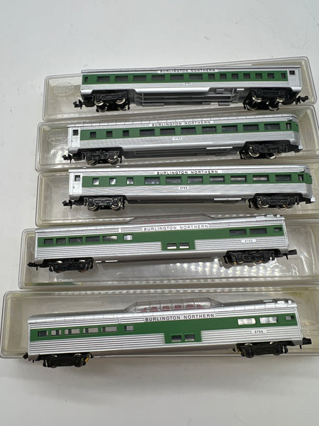 Model Power Set of 5 Burlington Northern BN Green/ Silver Passenger cars 3037 ; 3047 x2; 3057 x2 N SCALE Like New