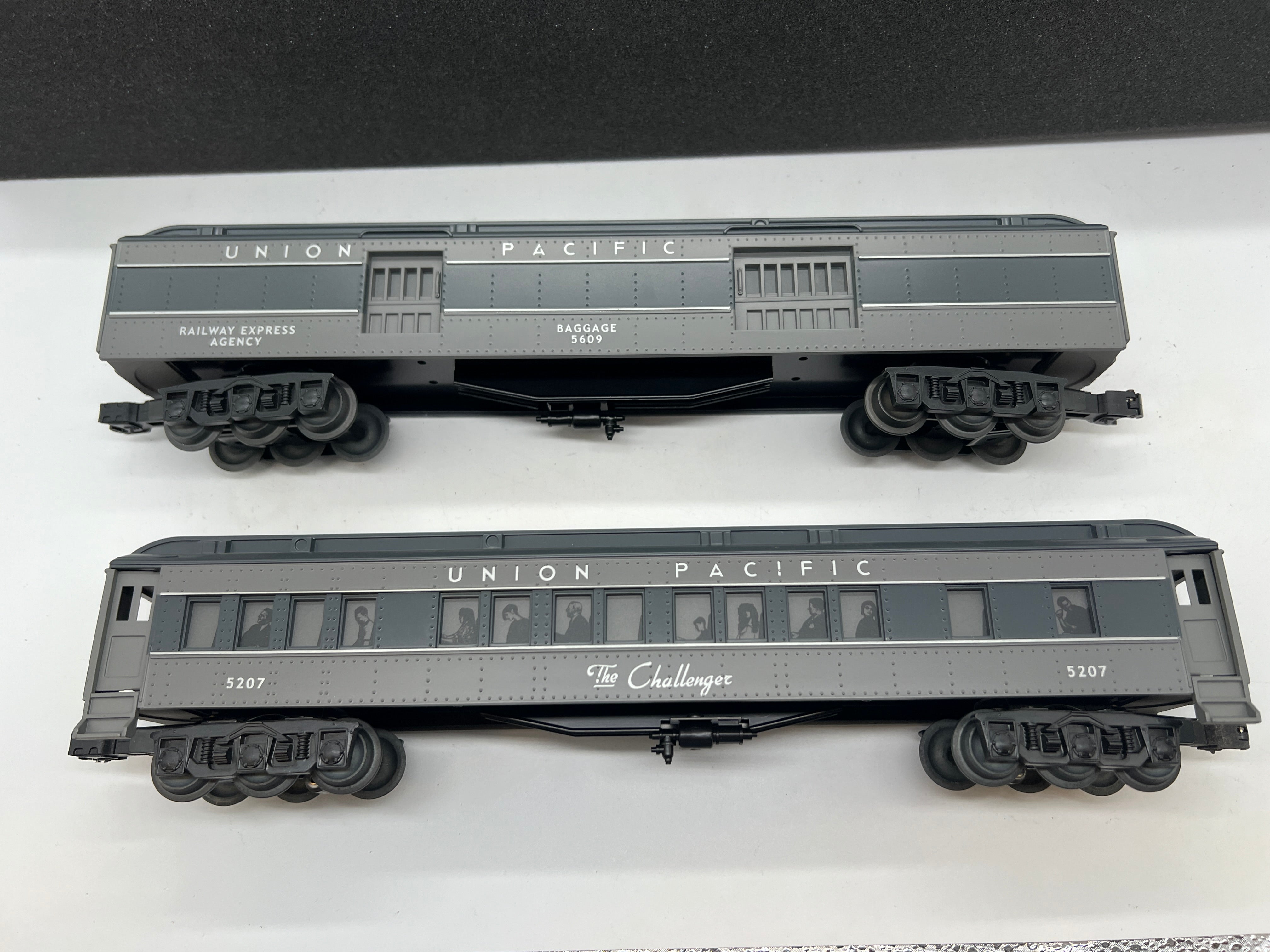Lionel 6-39032 UNION PACIFIC MADISON PASSENGER CAR 4-PACK O SCALE Used