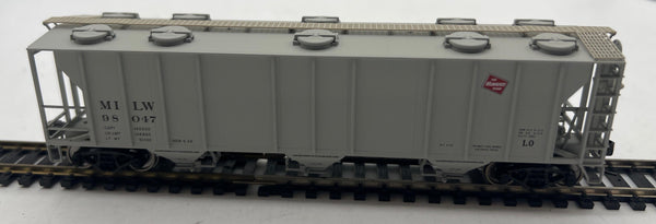 Walthers 932-7957 Gold Line PS-2 2893 Cu Ft Covered Hopper Milwaukee Road #98047 HO SCALE Like New