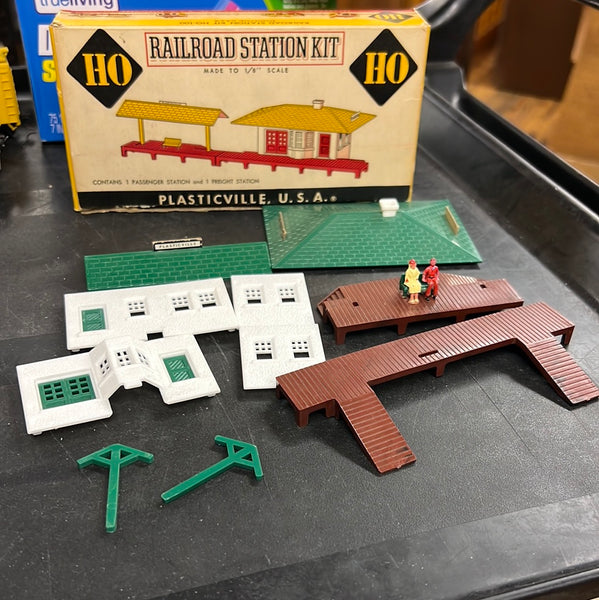 Bachmann Plasticville 100 RR Station kit Open Box As Is HO SCALE