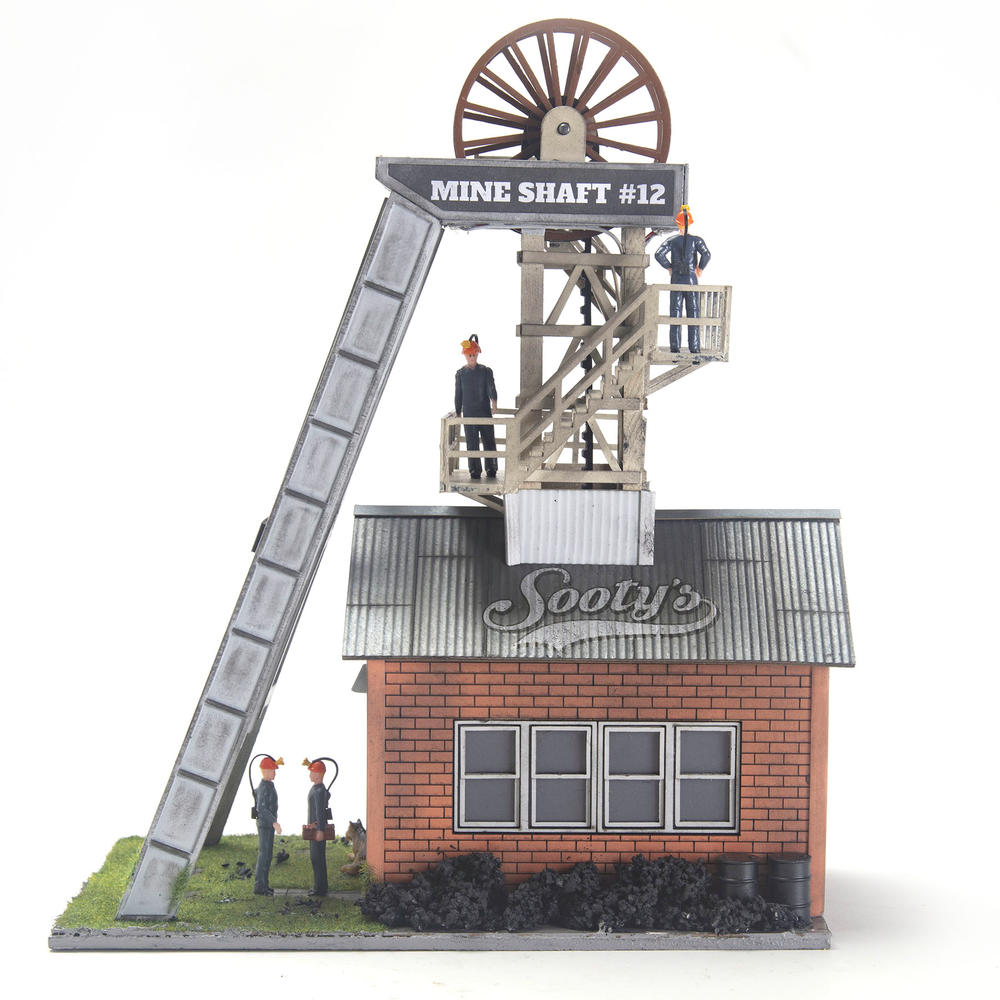 Langley O Scale Coalman Figure With Coal Scales & Empty Sacks – Model Kit OF27