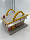 MCMEMORIES MM31902 LOOK FOR THE GOLDEN ARCHES DINER BUILDING O OR HO SCALE Like New