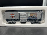 MTH Premier 20-90228a  HARLEY DAVIDSON 2005 SOFTBALL DELUXE MOTORCYCLE BOXCAR O SCALE NEW Damaged Box