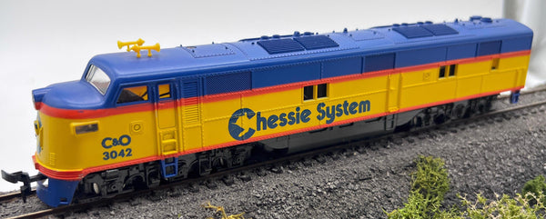 Model Power 913 Chessie System EMD E7 Diesel Locomotive HO SCALE Like New