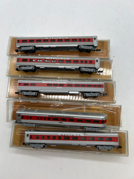 Minitrix Set of 5 Santa Fe ATSF Passenger cars silver/ red N SCALE Used Excellent Damaged Box