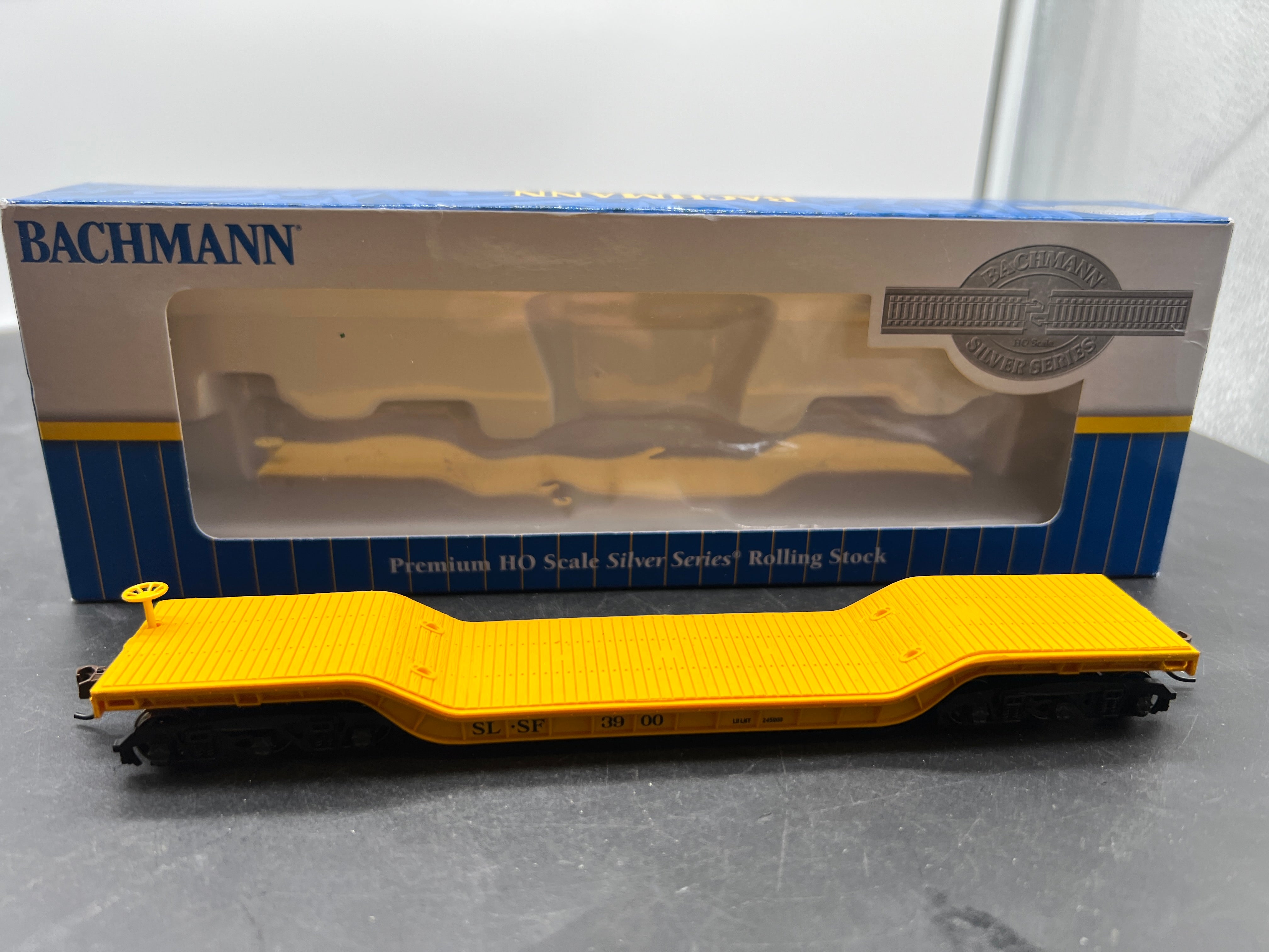 Bachmann 18343 52' CENTER-DEPRESSED FLAT CAR - FRISCO #3900 (HO SCALE)