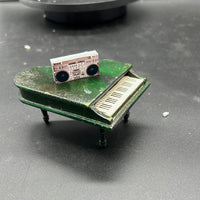 G Scale Accessory Pack 1: Piano and Radio