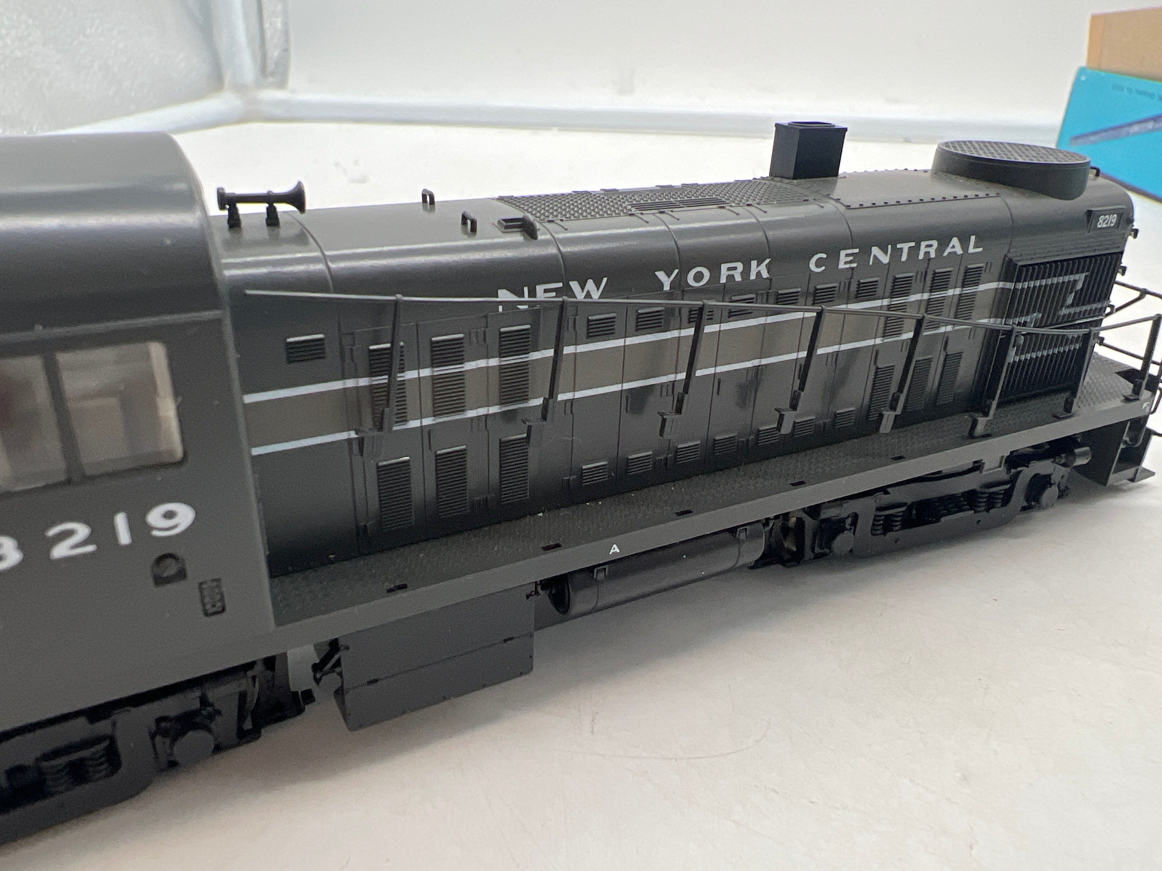 Kato NYC-8219-5 new York Central NYC 8219 Diesel locomotive gray HO SC