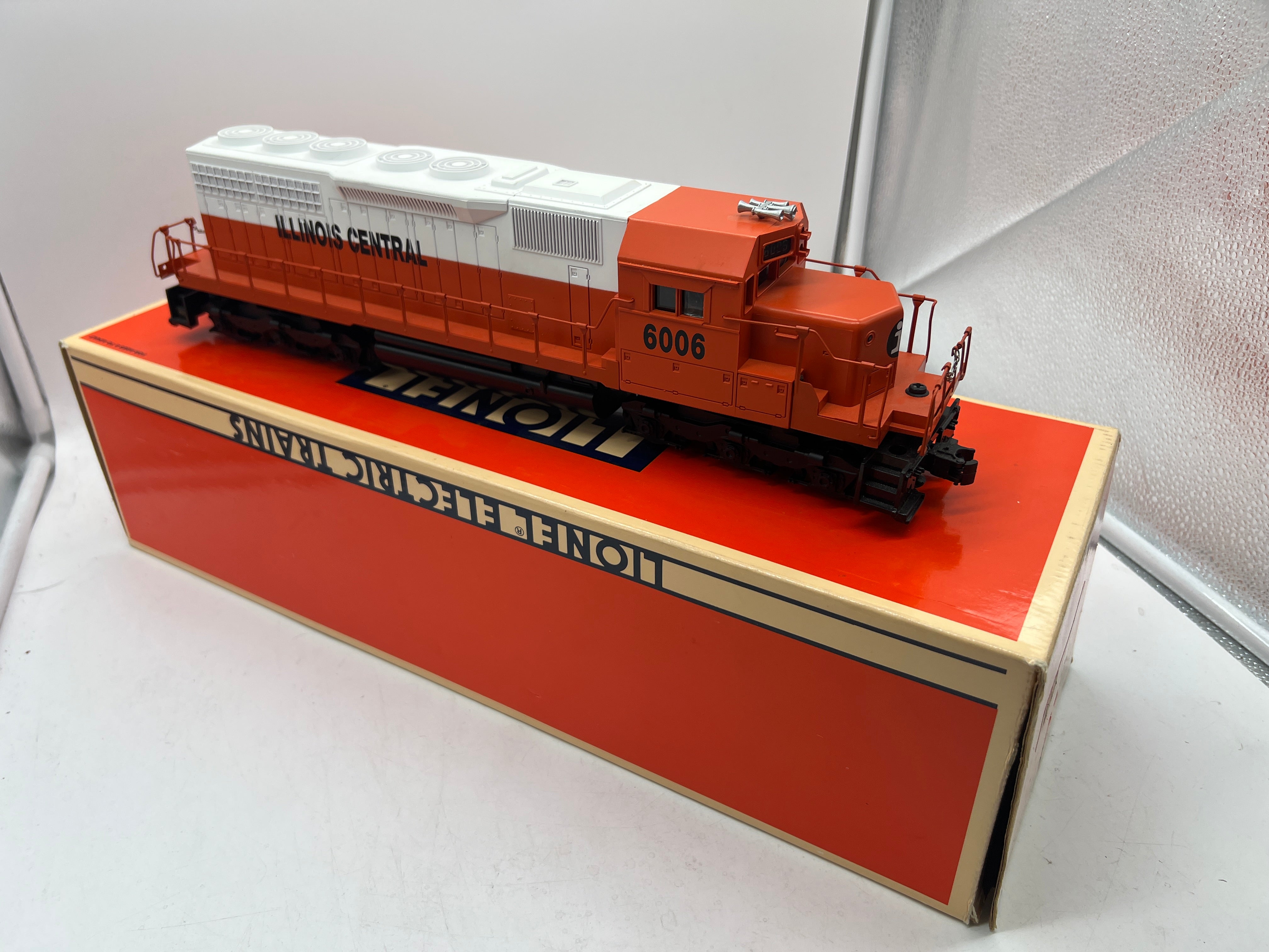 Lionel 6-18210 IC Illinois Central SD-40 dual motor diesel #6006 1993