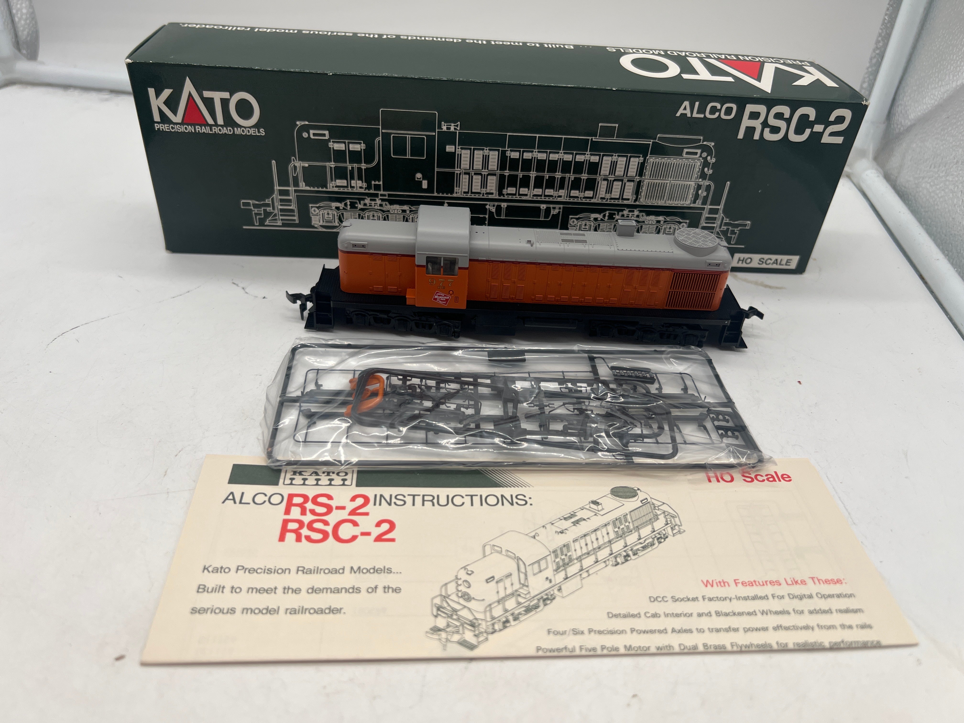 Kato 37-2601 Milwaukee Road Alco RS-2 977 Diesel Locomotive HO SCALE L