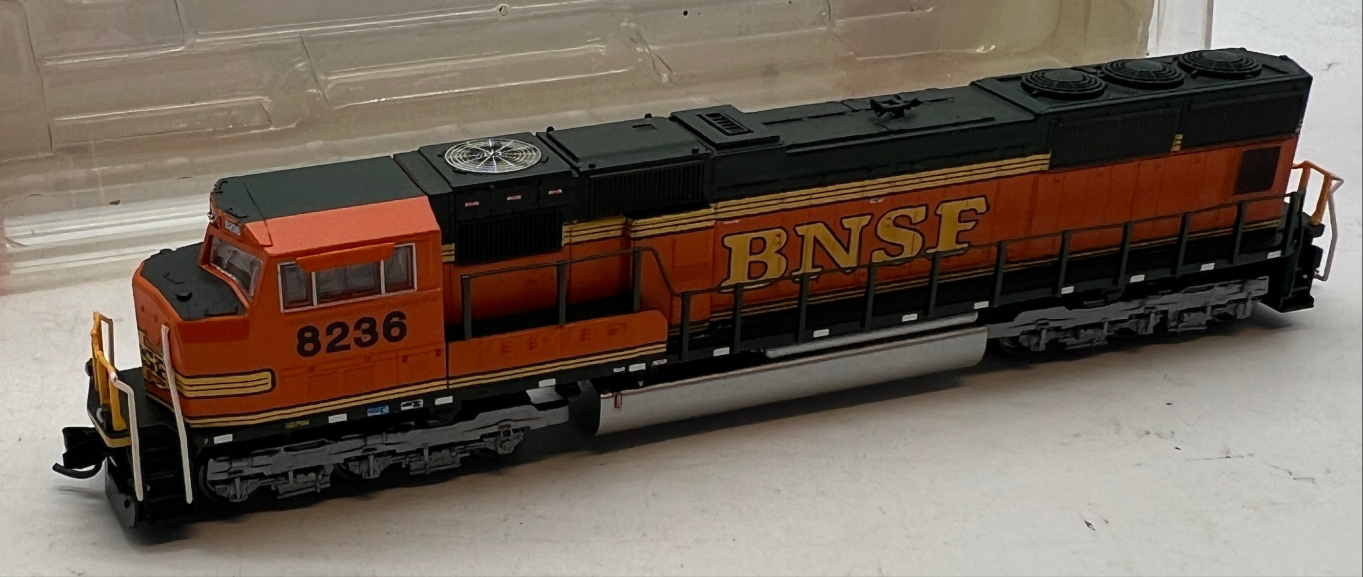 Athearn BNSF 8236 ディーゼル機関車 Nゲージ 鉄道模型 Athearn BNSF SD75M #2 (8296) Diesel locomotive N SCALE Like New