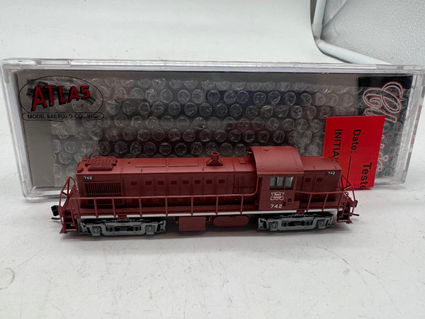 Atlas MASTER 44045 ROCK ISLAND RS-1 Locomotive Maroon w/Silver trucks N Scale Like New