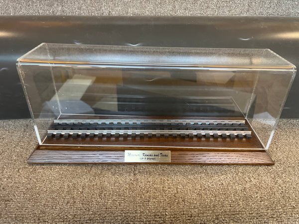 Lionel 06-809-6000 16" display case with track and wood base for MKT GP7 O SCALE NEW