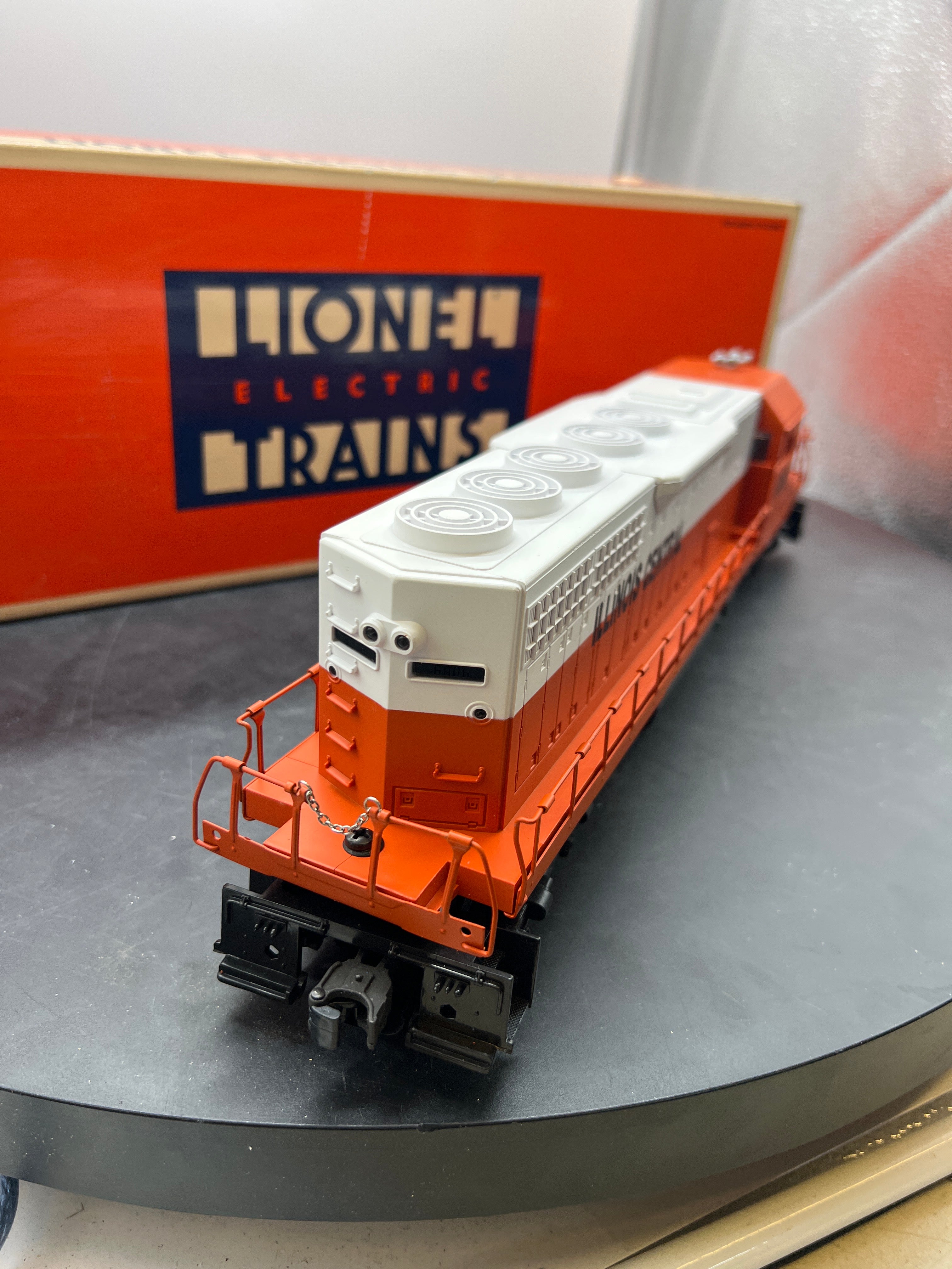 Lionel 6-18210 IC Illinois Central SD-40 dual motor diesel #6006 1993