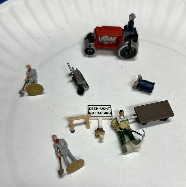 HO Scale figure pack Tractor and Construction