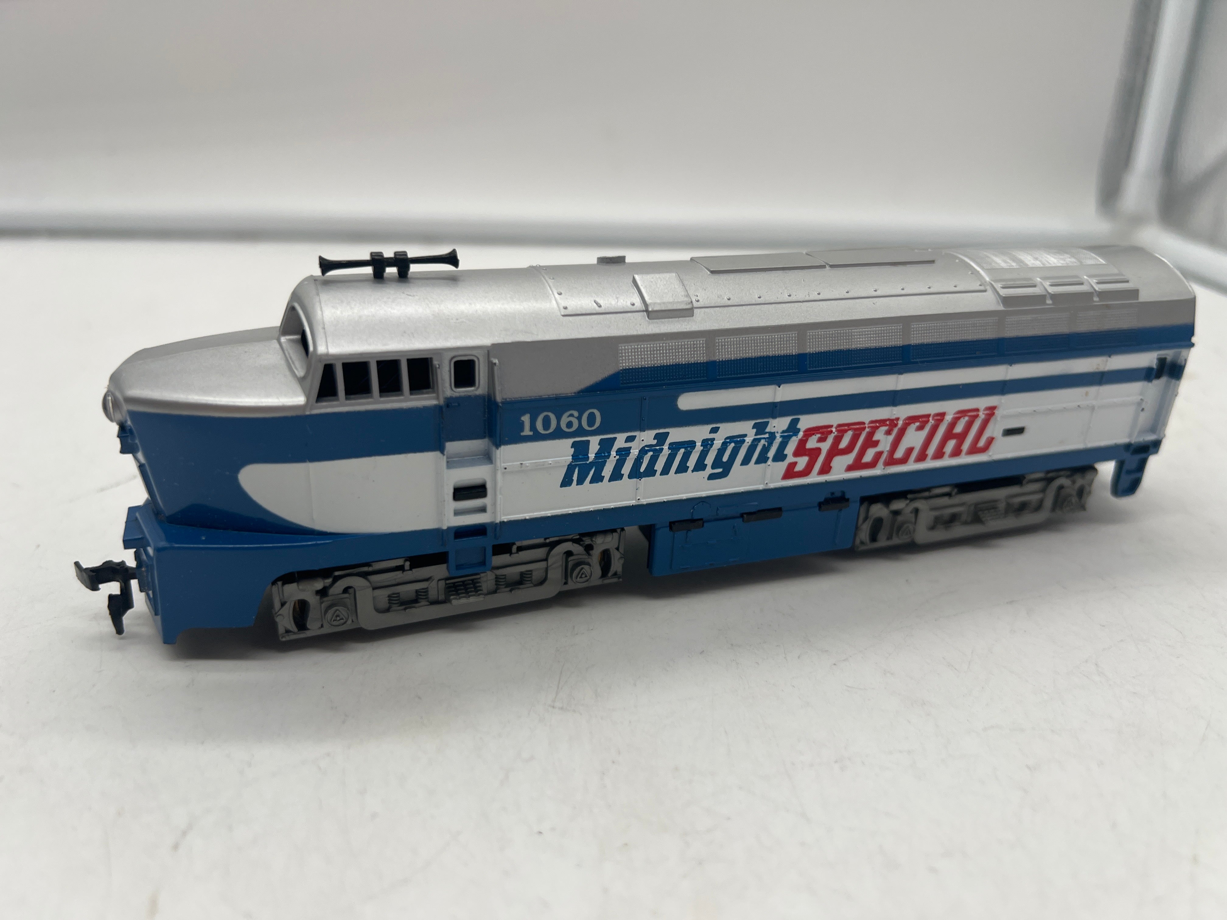 Tyco 222-19 Midnight Special Blue/White Shark nose diesel locomotive H display picture 1