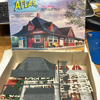 Atlas 706 Passenger Station Kit Open Box HO SCALE AS IS