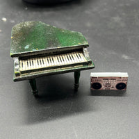 G Scale Accessory Pack 1: Piano and Radio