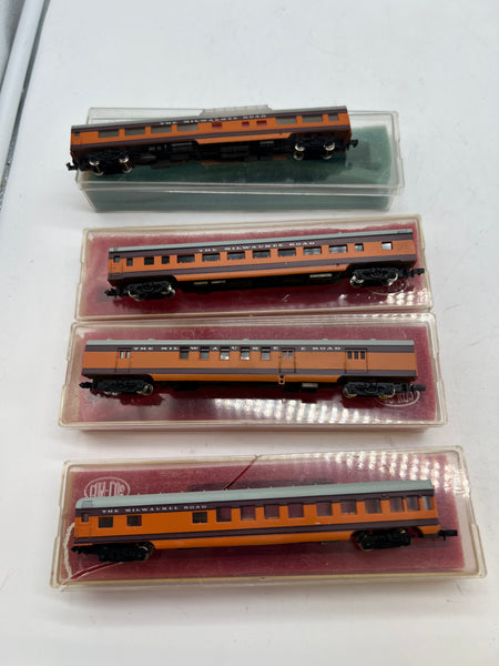 Con-Cor Set of 4 Milwaukee Road Passenger Cars Orange/ Red N SCALE Used Excellent Damaged Box