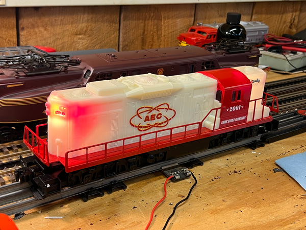 Lionel 6-28527 ATOMIC ENERGY COMMISSION AEC GLOW-IN-DARK GP-9 Diesel #2001 O SCALE Like New