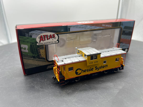 Atlas 20000558 Chessie extended vision caboose #3194 HO SCALE Like New