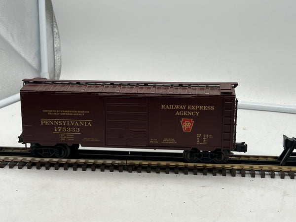 Weaver 175333 Pennsylvania Railroad PRR Railway express boxcar 3 rail  O SCALE Like New