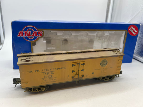 Atlas 6708-3 PFE Pacific Fruit Express Woodside Refrigerator Car (3-Rail) Weathered O SCALE WEATHERED AS IS Used Excellent