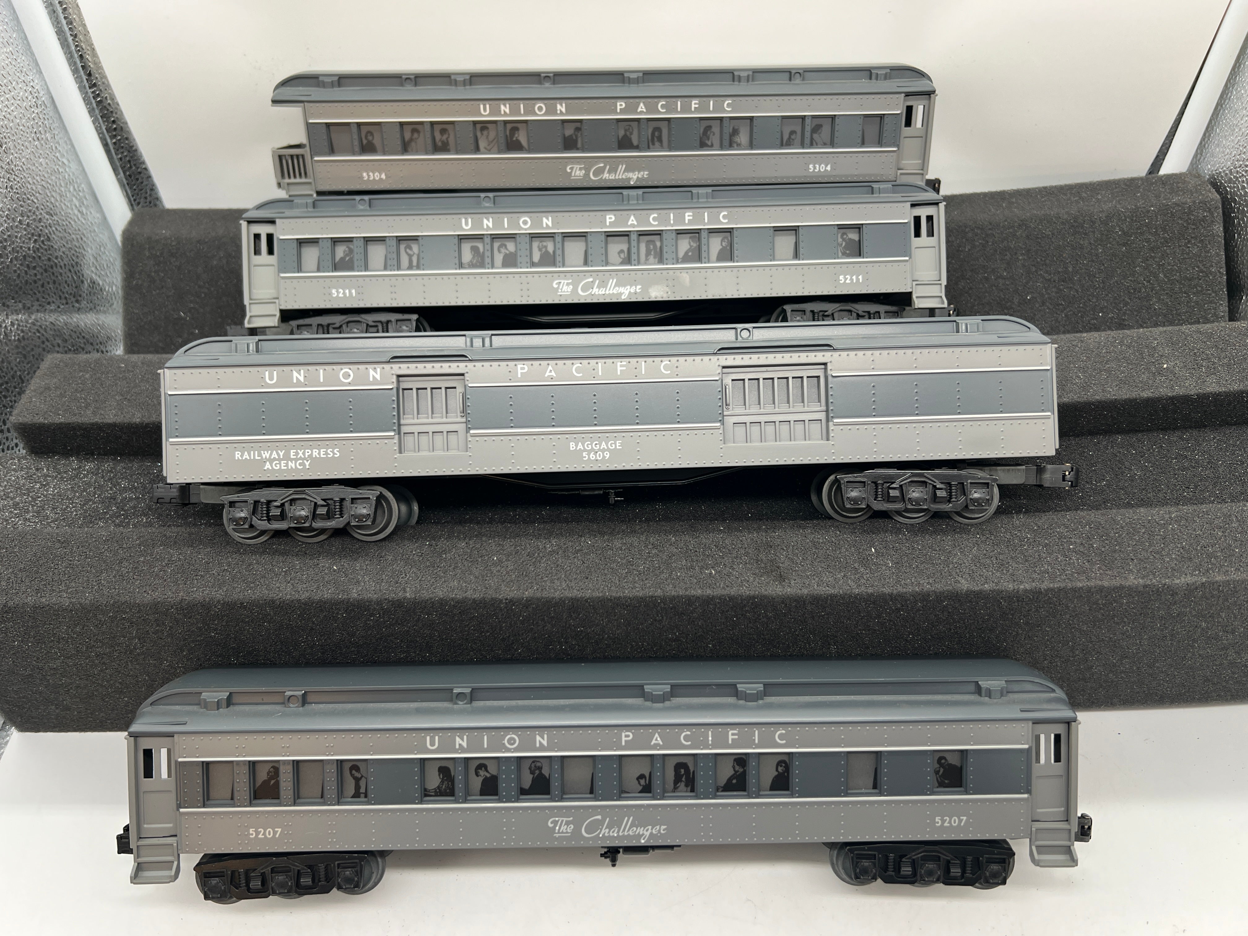 Lionel 6-39032 UNION PACIFIC MADISON PASSENGER CAR 4-PACK O SCALE Used