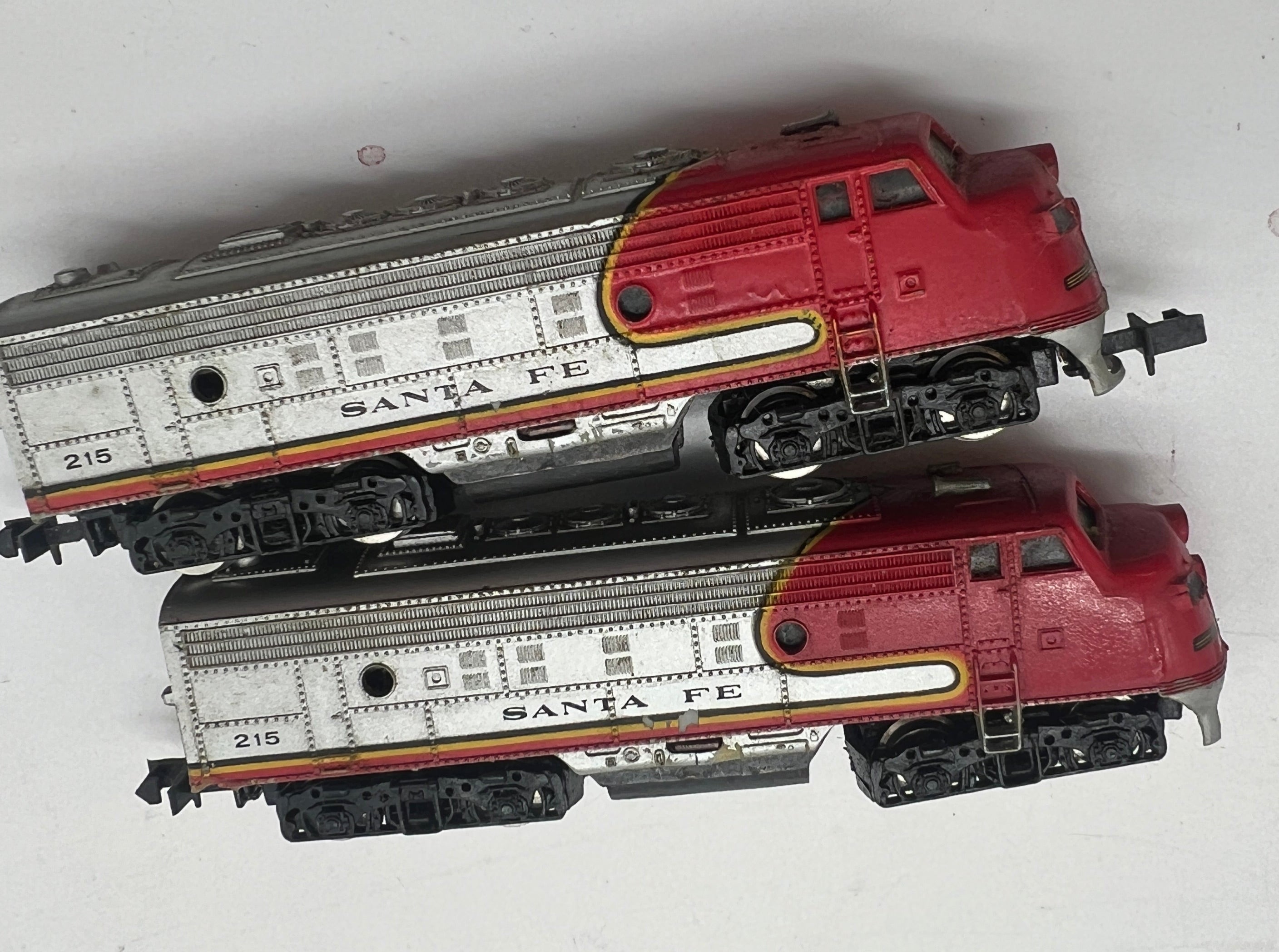 Bachmann Set of 2 Santa Fe Powered Units 215 Diesel Locomotives N SCAL