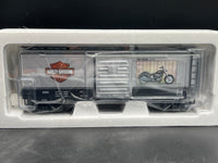 MTH Premier 20-90228C HARLEY DAVIDSON 2005 FAT BOY MOTORCYCLE BOXCAR. O SCALE NEW