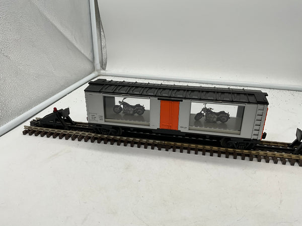 MTH Railking 30-74196 Harley-Davidson O scale RailKing 40' window box car with 2001 Dyna Low Rider NEW