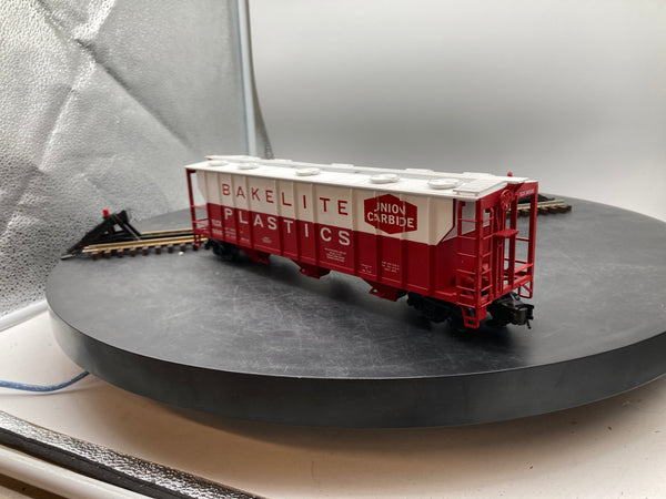 Atlas 828-1 O Trainman 3 bay ps-2 Hopper car. Union Carbide #5033 [ 3 rail]