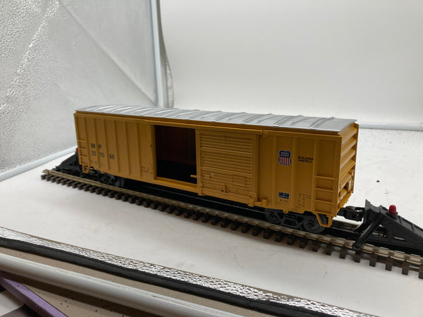 Lionel 2222902 Union Pacific box car  O SCALE NEW