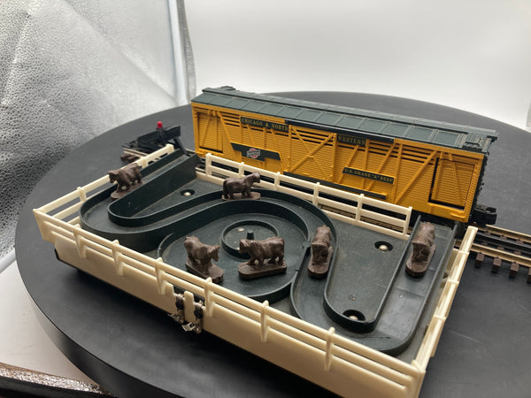 Lionel 6-19828 C&NW Operating Cattle Car and Stockyard O SCALE Used Excellent