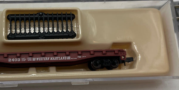 Atlas 38131 WESTERN MARYLAND WM Flat Car and stakes Brown/White NScale Like New