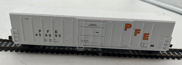 Walthers 910-3983 PACIFIC FRUIT EXPRESS PFE 57' Mechanical Reefer Mainline HO Scale Like New