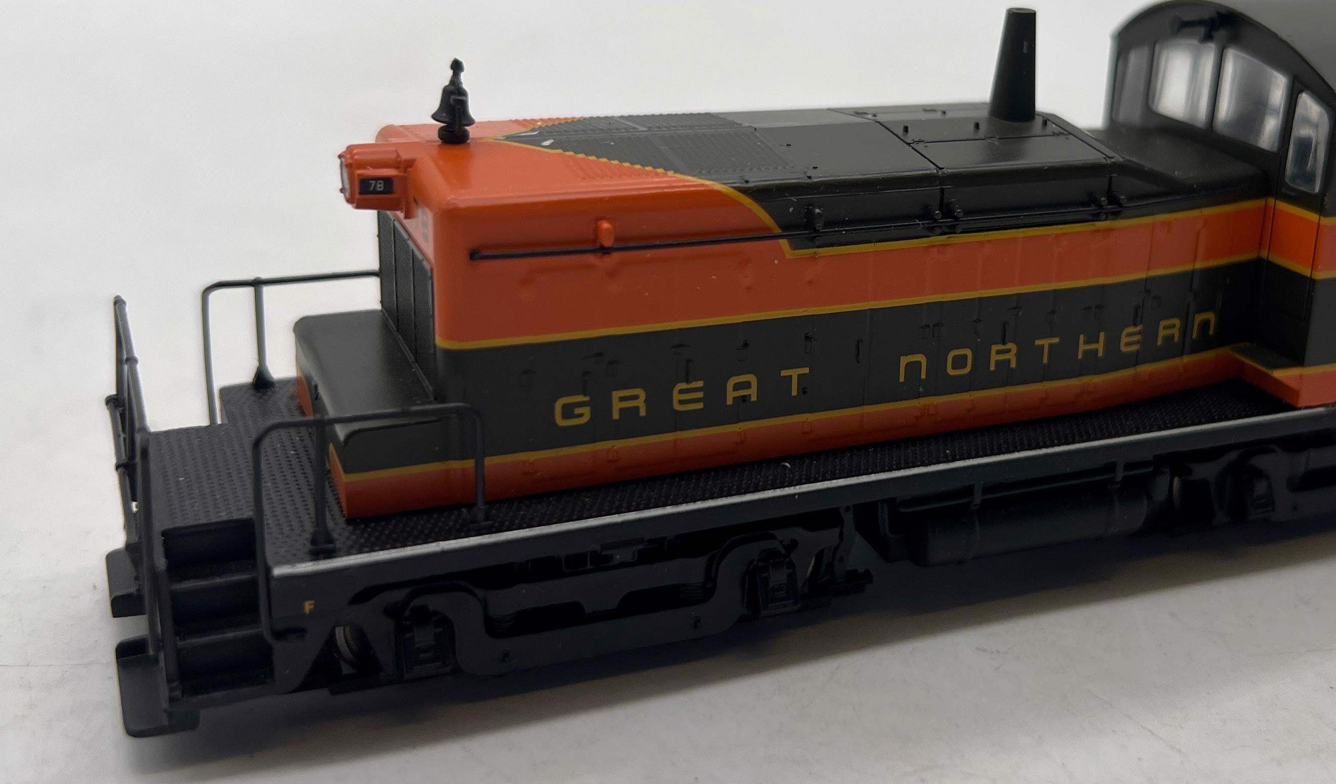 Walthers 910-9214 GREAT NORTHERN EMD SW1 Mainline Omaha Orange, Pullma