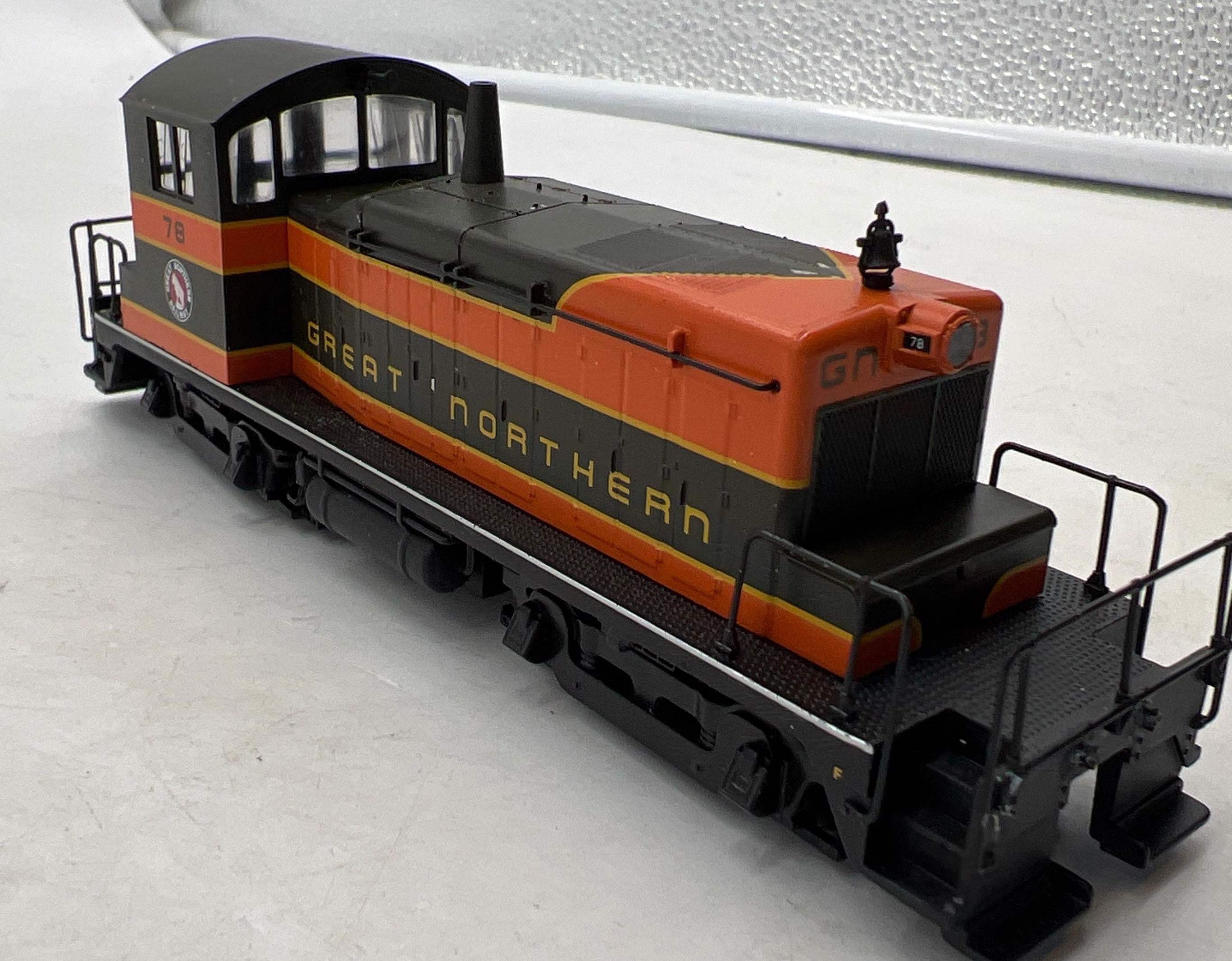 Walthers 910-9214 GREAT NORTHERN EMD SW1 Mainline Omaha Orange, Pullma