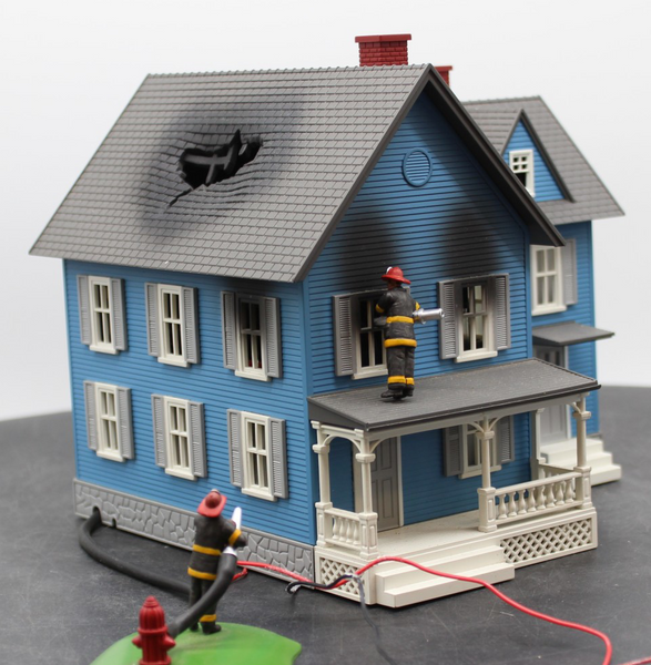 MTH Railking 30-9139 Farm House On Fire Blue & White O SCALE Like New