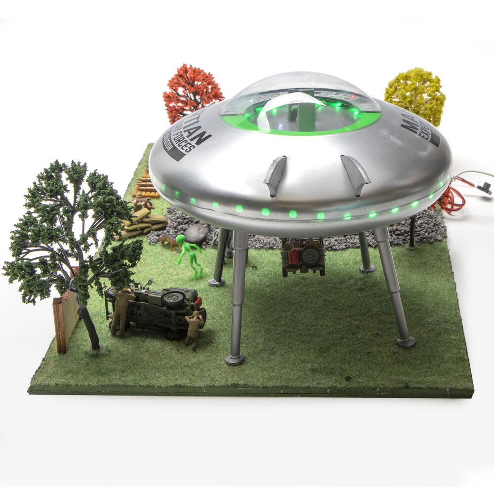 menards plant saucer Menards 279-8287 War of the Worlds Animated UFO Scene O Scale Limited